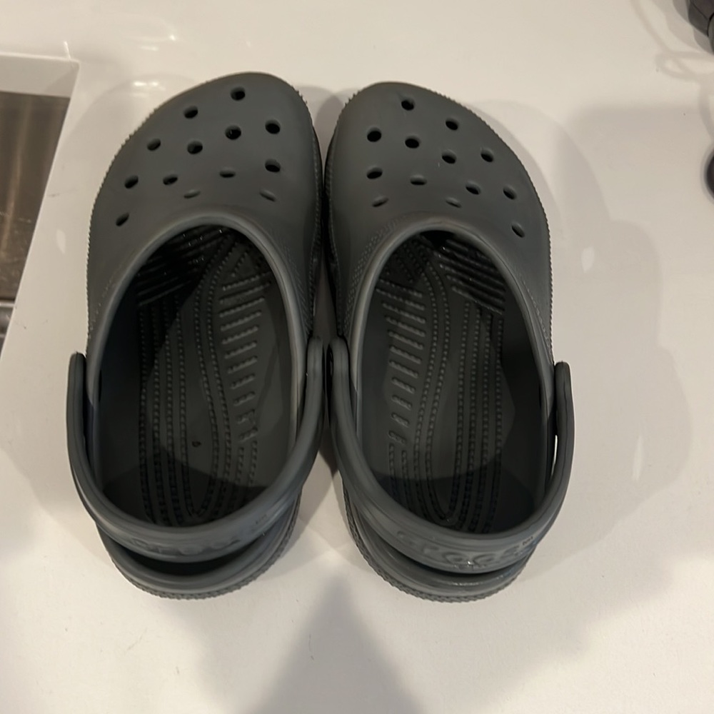 GUC Kids Grey Crocs - Picture 4 of 10